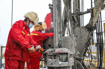 保产稳产 大庆“石油红”在风雪中坚守